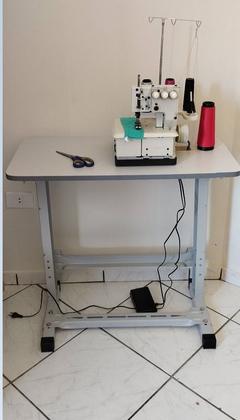 Imagem de Maquina Costura Galoneira 3 Agulhas+mesa+Kit  16 Acessórios