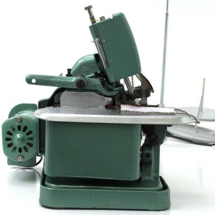 Imagem de Máquina de Costura Overlock Semi-Industrial c/ Mesa e Motor