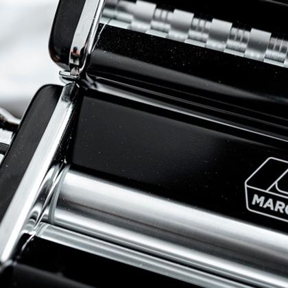 Imagem de Máquina de Macarrão Italiana Marcato Atlas 150 Preta Manual 3 Massas Original Importada 3 Acessórios Inclusos