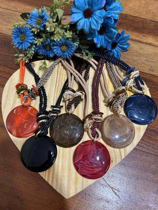 Imagem de Maxi colar feminino com corda e resina elegante presente