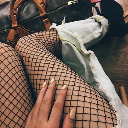 Imagem de Meia Arrastão Preta Trama Média Feminina Moda Parisiense Look Com Boina E Listras Estilo Francesa Top
