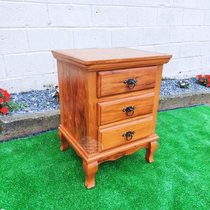 Imagem de Mesa de Cabeceira 3 Gavetas mesa de cabeceira com Pé Luiz XV Madeira de Demolição Sudeste Rústico