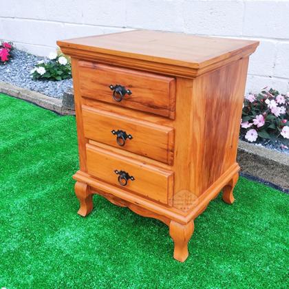 Imagem de Mesa de Cabeceira 3 Gavetas mesa de cabeceira com Pé Luiz XV Madeira de Demolição Sudeste Rústico