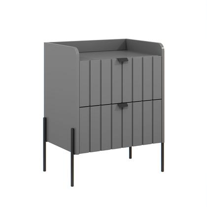 Imagem de mesa de cabeceira com gaveta cinza riscada laqueada para quarto de casal moriah 45cm pé e puxador metal estilo industrial