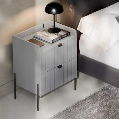 Imagem de mesa de cabeceira com gaveta cinza riscada laqueada para quarto de casal moriah 45cm pé e puxador metal estilo industrial