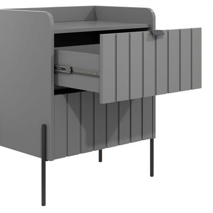 Imagem de mesa de cabeceira com gaveta cinza riscada laqueada para quarto de casal moriah 45cm pé e puxador metal estilo industrial