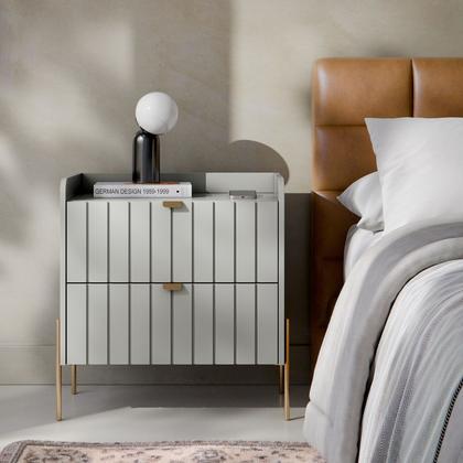 Imagem de mesa de cabeceira em madeira mdf com puxadores e pés em ferro estilo classico dourado moriah 60cm com 2 gavetas