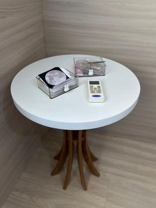 Mesa De Canto Redonda Lateral Sofá Cálice 60cm Altura Branco - B&D Artigos para Decoração Imagem de Mesa De Canto Redonda Lateral Sofá Cálice 60cm Altura Branco