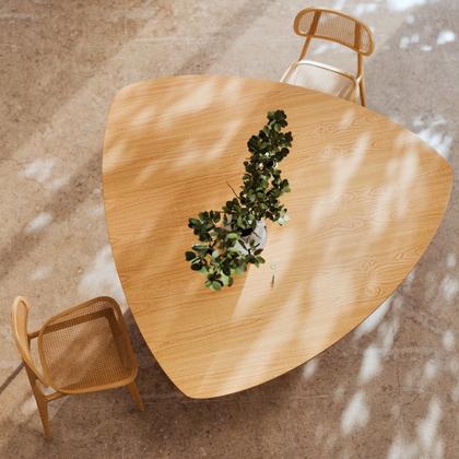 Imagem de mesa de jantar para apartamento pequeno 150x150cm triangular