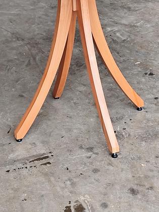 Mesa de Jantar Redonda Flora em Madeira com 3 Opções de Cores e Tamanhos Variados do Tampo - AMoveleira Imagem de Mesa de Jantar Redonda Flora em Madeira com 3 Opções de Cores e Tamanhos Variados do Tampo