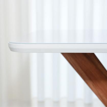 Imagem de Mesa de Jantar Redonda Olinda 109cm com Tampo de Vidro Off White e Base em Madeira Maciça Cinamomo