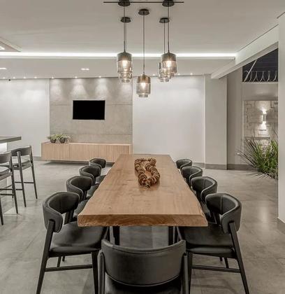 Imagem de Mesa de Tronco com Bordas Orgânicas Cor Natural com Pés em Aço Carbono 110cm de Largura