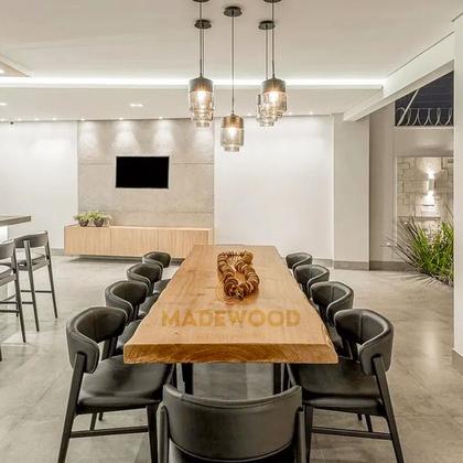 Imagem de Mesa de Tronco com Bordas Orgânicas Cor Natural com Pés em Aço Carbono - 90cm Largura