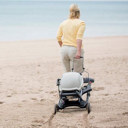 Imagem de Mesa Grill Cart Weber Q dobrável com alça de transporte preta