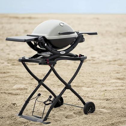 Imagem de Mesa Grill Cart Weber Q dobrável com alça de transporte preta