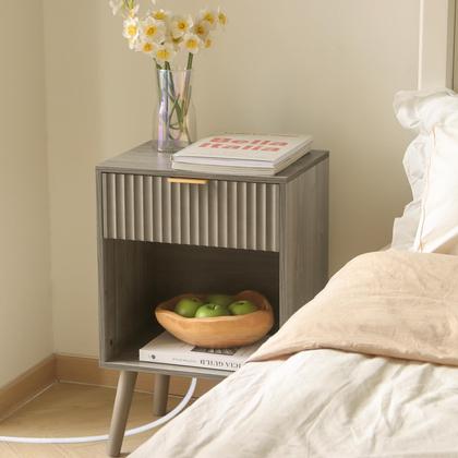 Imagem de Mesa lateral Mesa de cabeceira de madeira cinza completa com estação de carregamento