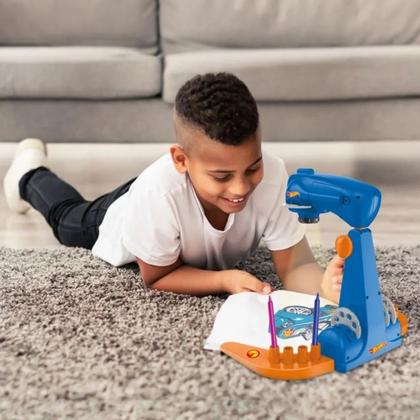 Imagem de Mesa Projetora Hot Wheels Com 32 Desenhos E Acessórios Para Colorir - Multikids