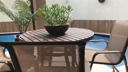 Imagem de Mesa redonda em alumínio ripado para área externa, piscina, varanda