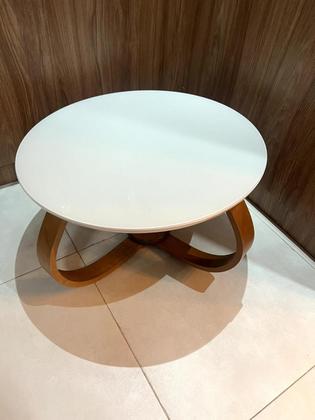 Imagem de mesinha de centro pés cebola TAMPO 70CM COM VIDRO