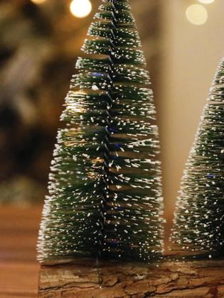 Imagem de Mini Árvore De Natal Modelo Ornamentos De Madeira Decoração Festiva De Mesa Centro De Mesa