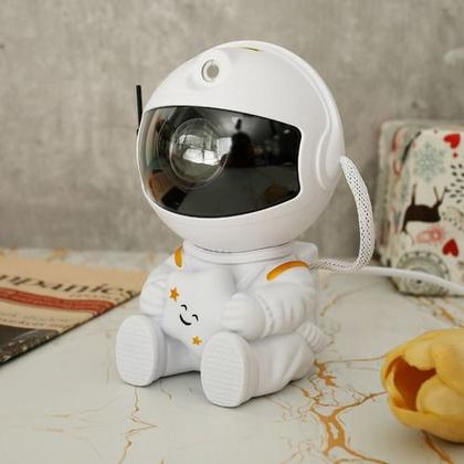 Imagem de Mini Astronauta Na Galáxia Projeção Para Explorar O Universo