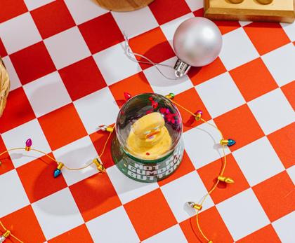 Imagem de Mini globo de neve iluminado Shrek Gingy Not My Gumdrop Buttons