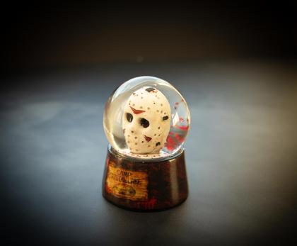 Imagem de Mini Globo de Neve Silver Buffalo Friday The 13th Jason 5cm