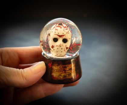 Imagem de Mini Globo de Neve Silver Buffalo Friday The 13th Jason 5cm