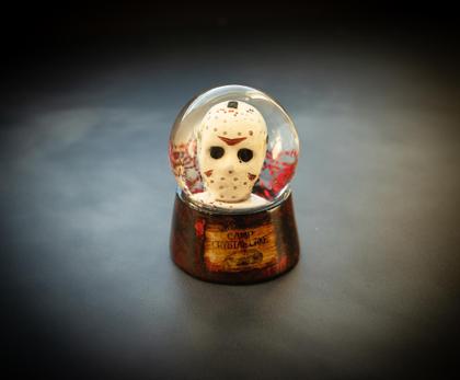 Imagem de Mini Globo de Neve Silver Buffalo Friday The 13th Jason 5cm