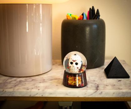 Imagem de Mini Globo de Neve Silver Buffalo Friday The 13th Jason 5cm