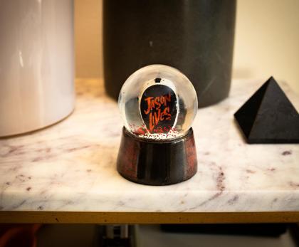 Imagem de Mini Globo de Neve Silver Buffalo Friday The 13th Jason 5cm