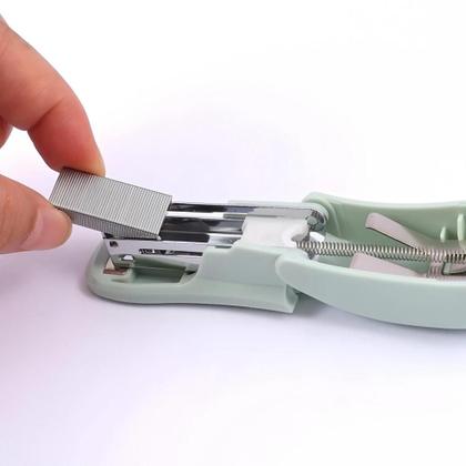 Imagem de Mini Grampeador 12 Folhas Fofo Com Grampos Oasis OIA8203