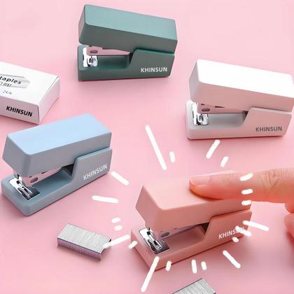 Imagem de Mini Grampeador Portátil com 24/6 e 26/6 Grampos - Ideal para Ligação de Papéis
