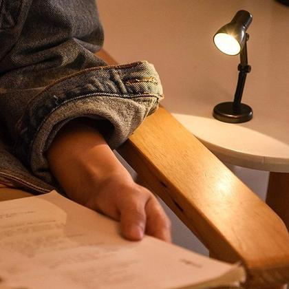 Mini Luminária LED Ajustável de Mesa para Leitura de Livros - Generic Imagem de Mini Luminária LED Ajustável de Mesa para Leitura de Livros