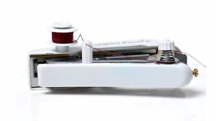 Imagem de Mini Máquina De Costura E 10 Linhas Viagem Pequenos Reparos