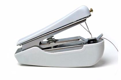 Imagem de Mini Máquina De Costura E 10 Linhas Viagem Pequenos Reparos