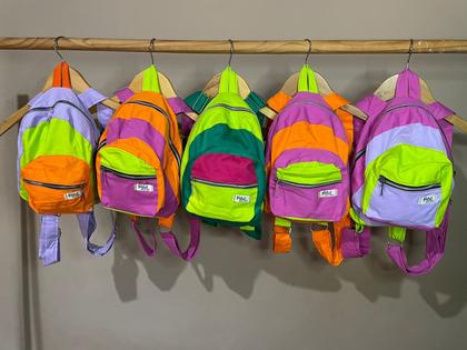 Imagem de Mini Mochilinha Color Com alça regulável e fechamento em zíper de metal