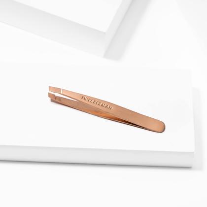 Imagem de Mini pinça inclinada Tweezerman Rose Gold para sobrancelhas