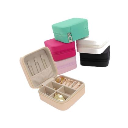 Imagem de Mini Porta Joias Preto Revestimento em material sintético com Espaço para anéis e alianças Ganchos para colares e correntes