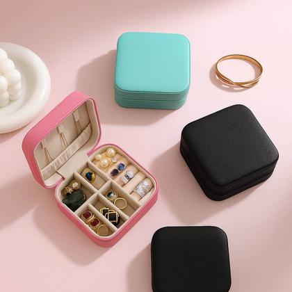 Imagem de Mini Porta Joias Preto Revestimento em material sintético com Espaço para anéis e alianças Ganchos para colares e correntes