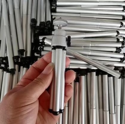 Imagem de Mini Tripé De Mesa Para Câmeras Compactas Leves E Webcam em Aluminio  cor Prata