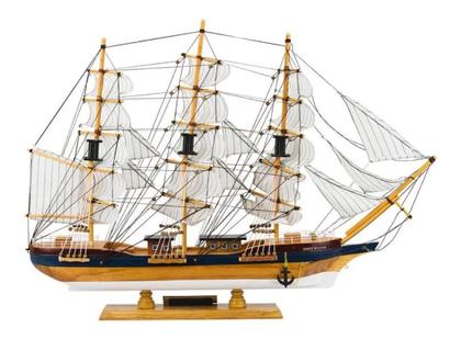 Imagem de Miniatura Barco Navio Veleiro Madeira Base Branca Janelas Simon Bolivar 48x10x67cm