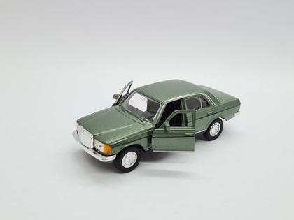 Miniatura Mercedes Benz 230 E Class Verde Welly 1:42 - Carrinhos e