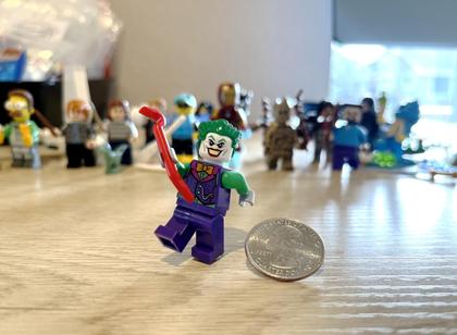 Imagem de Minifigura LEGO Super Heroes DC Batman Joker com pé-de-cabra