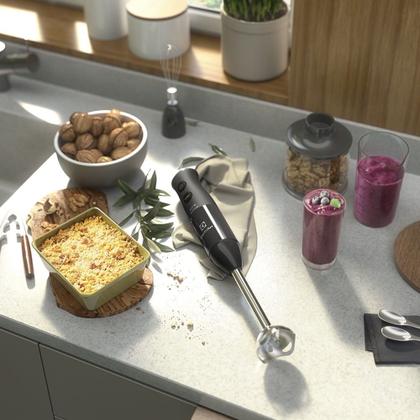 Imagem de Mixer 3 em 1 Electrolux Cinza 600W com Haste em Inox e Tecnologia TruFlow (EIB20)