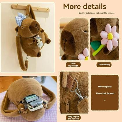 Imagem de Mochila Capivara Pequena de Pelúcia com Flor - Infantil e Adolescente