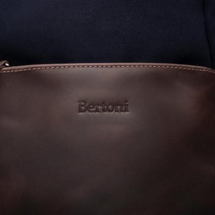 Imagem de Mochila com Alças Reguláveis e Reforçadas em Couro Legítimo