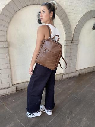 Imagem de Mochila Couro Legítimo Macio E Leve Metalasse Fecho Seguro