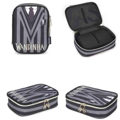 Imagem de Mochila Escolar Rodinhas Wandinha Com Lancheira e Estojo