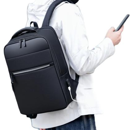 Imagem de Mochila Masculina Executiva com Detalhes em Couro PU Premium Impermeável com entrada USB Resistente à riscos Slim